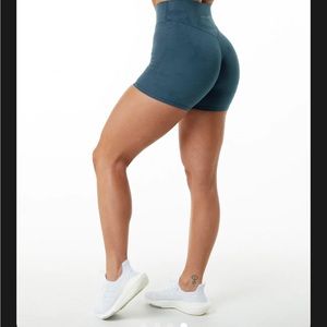Alphalete Alphalux wonder short 6”